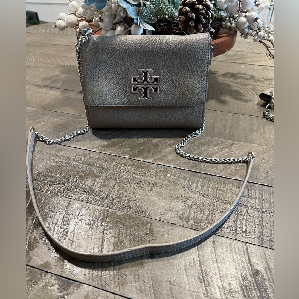 Used but good condition Tory Burch crossbody bag